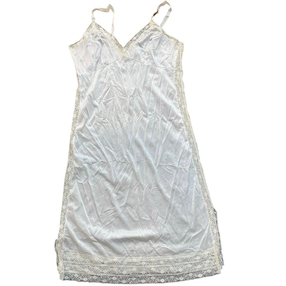 Vanity Fair Women's White Rosette Lace V-neck Full Slip Dress Size 40